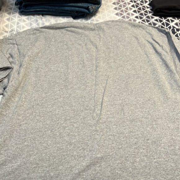 Gildan shirt size large - Picture 2 of 2